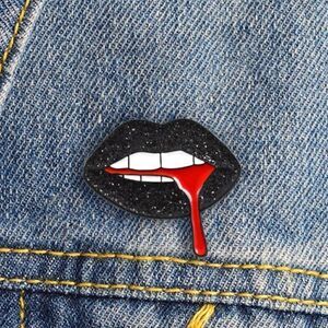 👄 Black glitter lips enamel pin